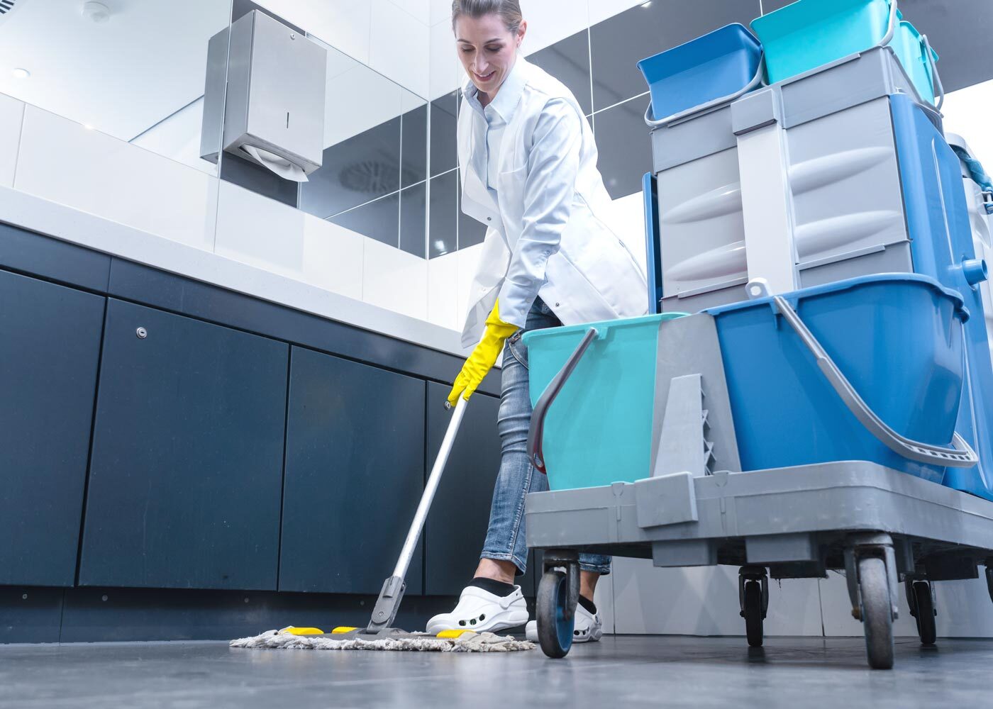 Impresa di pulizie addetta alla sanificazione di ambienti sanitari