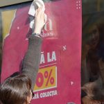 Commessa che si dedica alla pulizia di Vetrine e locali commerciali