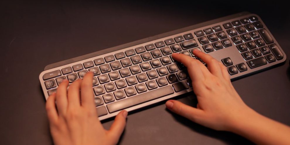 close-up-hands-shot-gamer-pushing-keyboard-buttons-while-playing-online-shooter-video-game-vi Immagine di una tastera, una delle zone più sporche di casa e ufficio