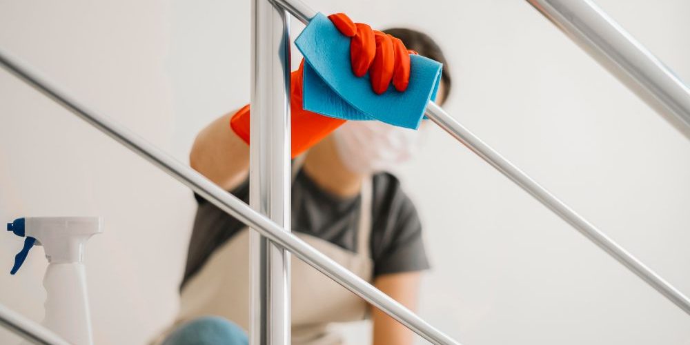 cleaning-woman-wearing-mask Pulizie professionali in casa