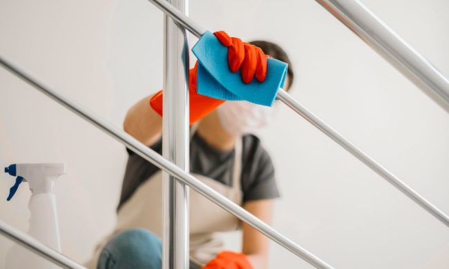 cleaning-woman-wearing-mask Pulizie professionali in casa