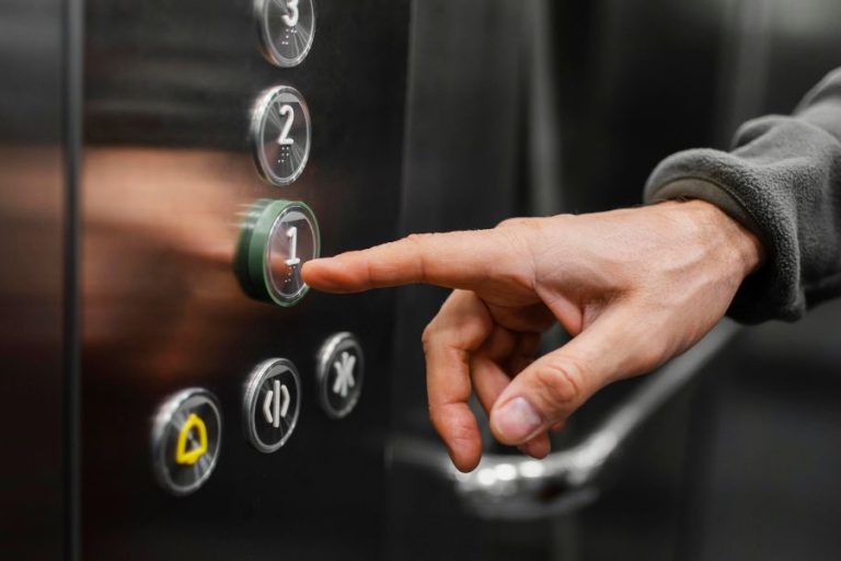 Uomo che prenota il suo piano in un dopo le pulizie ascensori