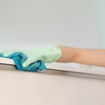 Donna che si dedica alla Pulizia degli spogliatoi