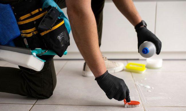 man-doing-professional-home-cleaning-service pulizia post ristrutturazione
