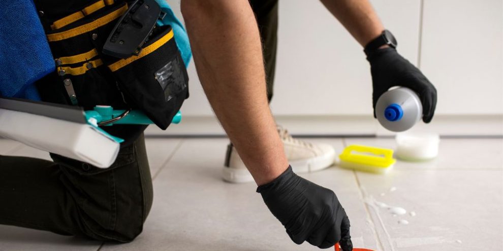 man-doing-professional-home-cleaning-service pulizia post ristrutturazione