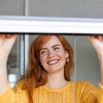 Ragazza che apre la zanzariera pulita