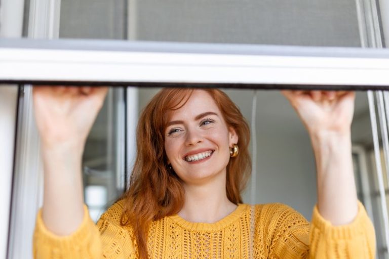 Ragazza che apre la zanzariera pulita